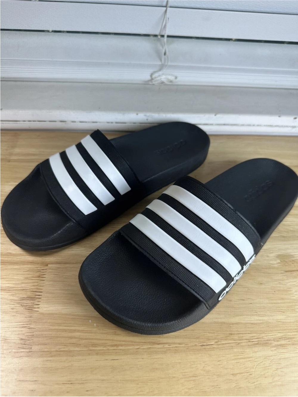 adidas men’s size 10 Black Slide Sandals White Three-Stripe Strap locker room